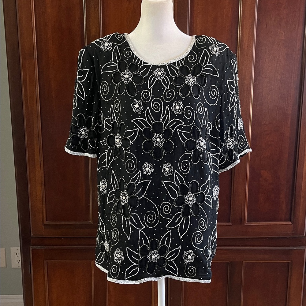 Stenay Plus Floral Beaded Vintage Silk Top w/Peep Hole Back. Black/White Floral.